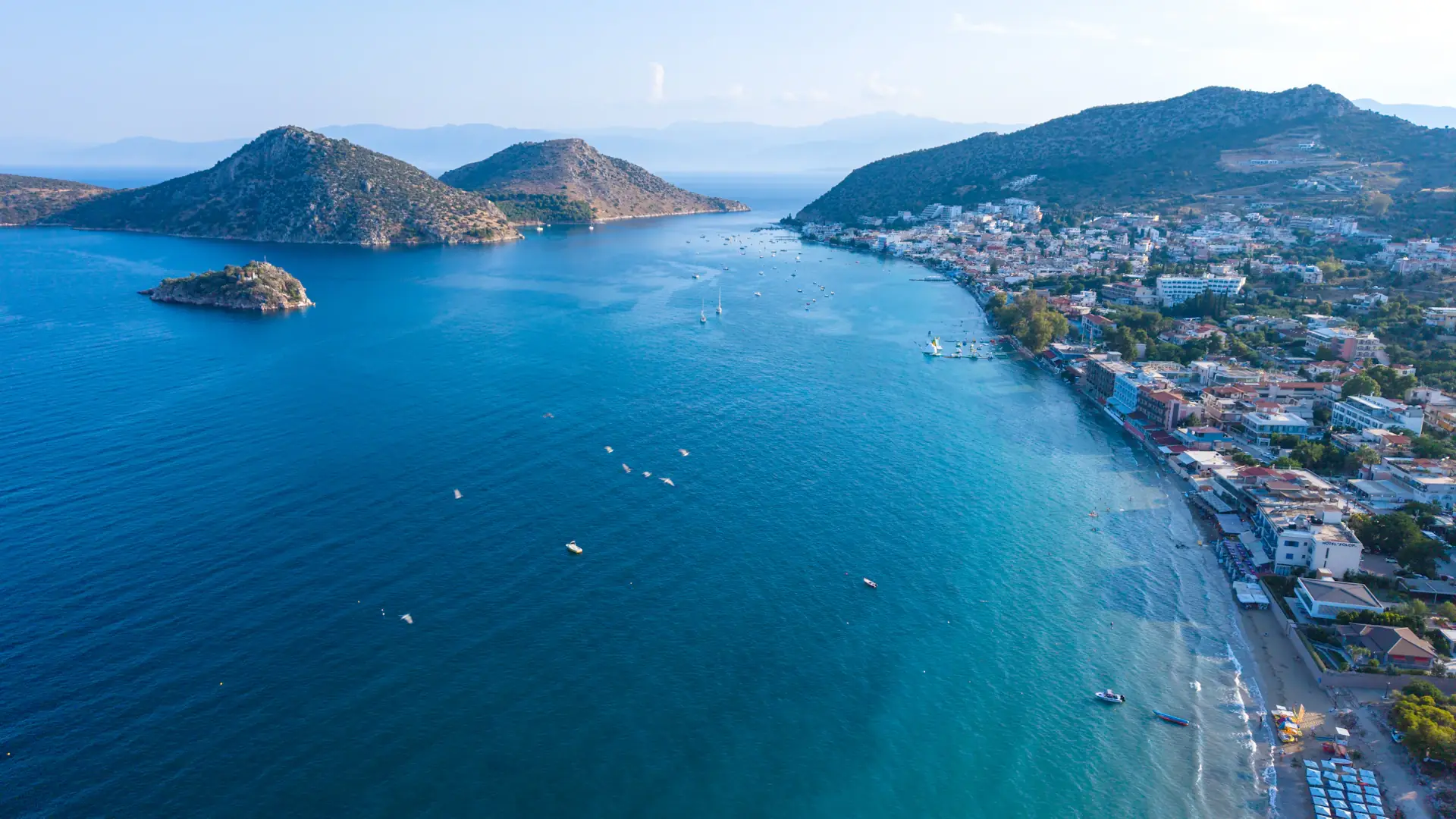 Kuzey Kıbrıs sahil manzarası, Akdeniz kıyı kasabası hava fotoğrafı